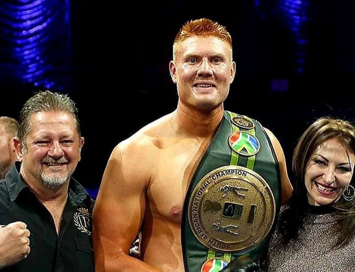 Trapas v titulovom zápase: boxer vypadol z ringu a zranil sa